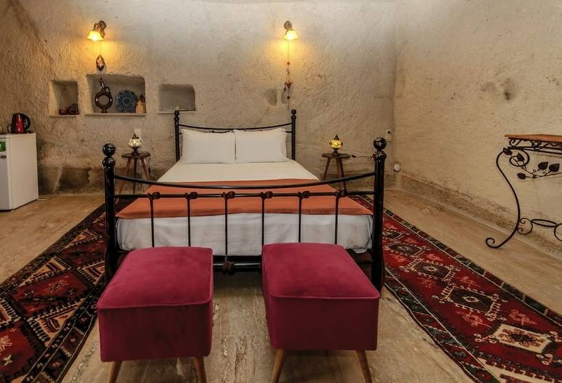 Номер Deluxe, Nessa Cave