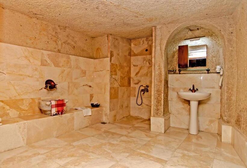 Номер Deluxe, Nessa Cave