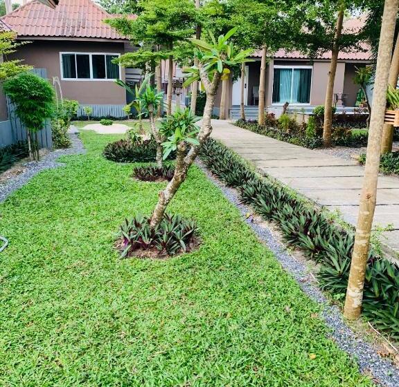 Номер Deluxe Вид на Море Боковой, Bella Vista Beach Resort Koh Lipe