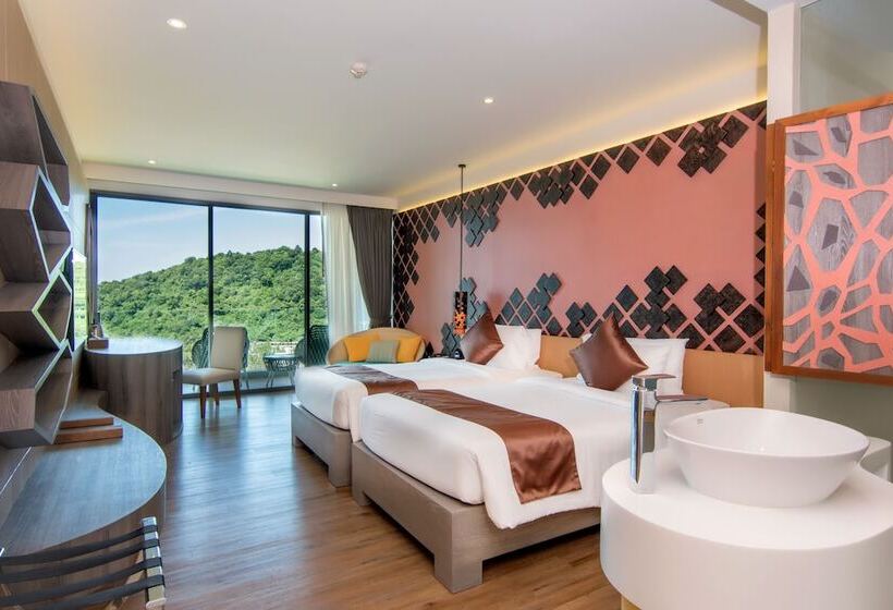 Номер Deluxe Вид на Море Боковой, Crest Resort & Pool Villas   Sha Extra Plus
