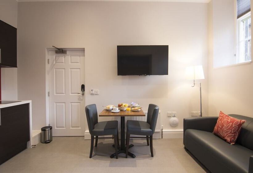 استودیوی استاندارد, Court Residence Apart