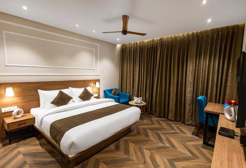 디럭스 룸 킹사이즈 침대, Pride Hotel And Resort Rishikesh