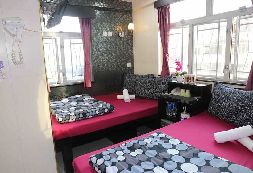اتاق خانوادگی, Paris Guest House