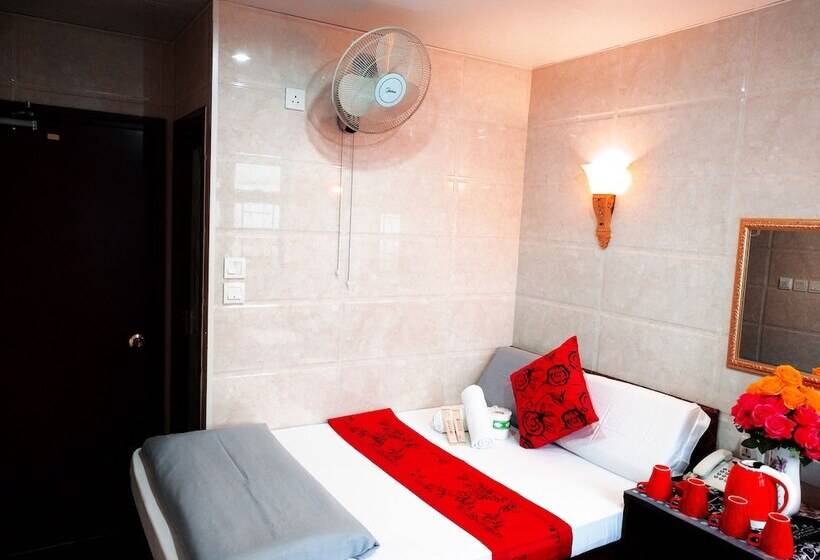 اتاق خانوادگی, Paris Guest House
