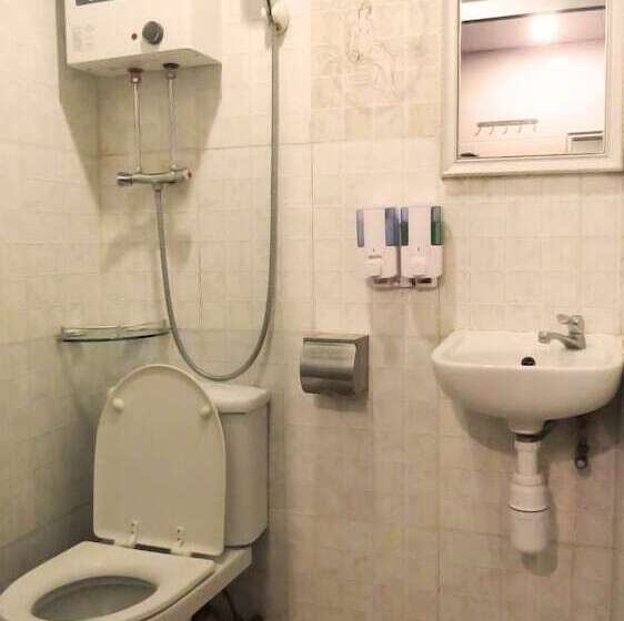 اتاق استاندارد یک نفره, Paris Guest House