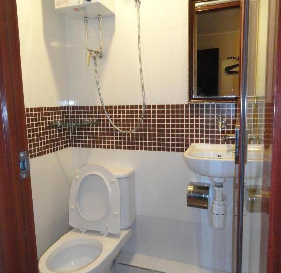 اتاق خانوادگی, Paris Guest House