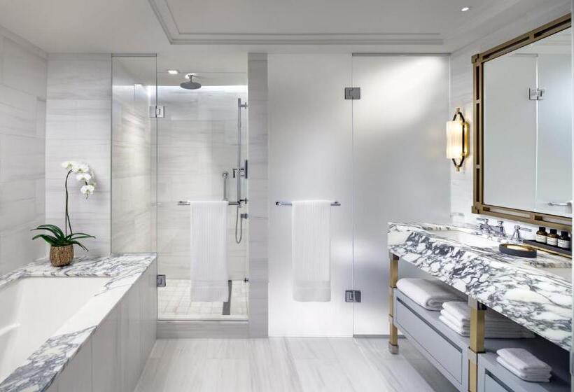 带大床的套房, Fairmont Royal York Gold Experience