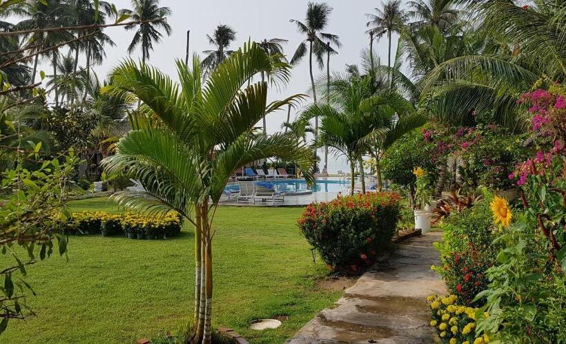 بانگلوی استاندارد, Sun & Sands Beach
