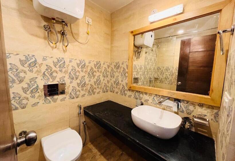 标准间, Pinerock & Cafe, Mussoorie   Mountain View Luxury Rooms With Open Rooftop Cafe