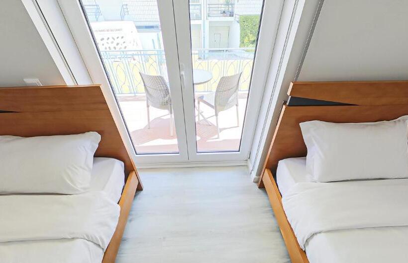 Номер Стандарт с Балконом, We Are Hostel