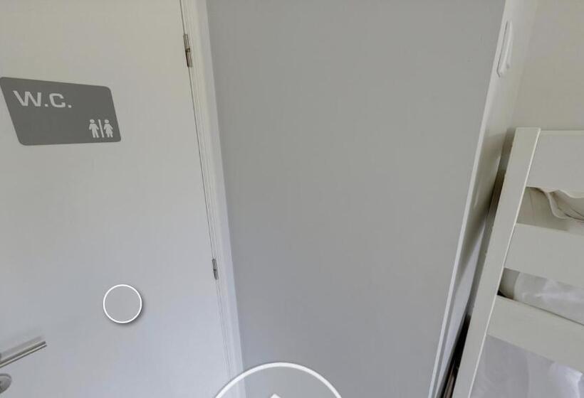 Четырехместный Номер Стандарт с Балконом, We Are Hostel