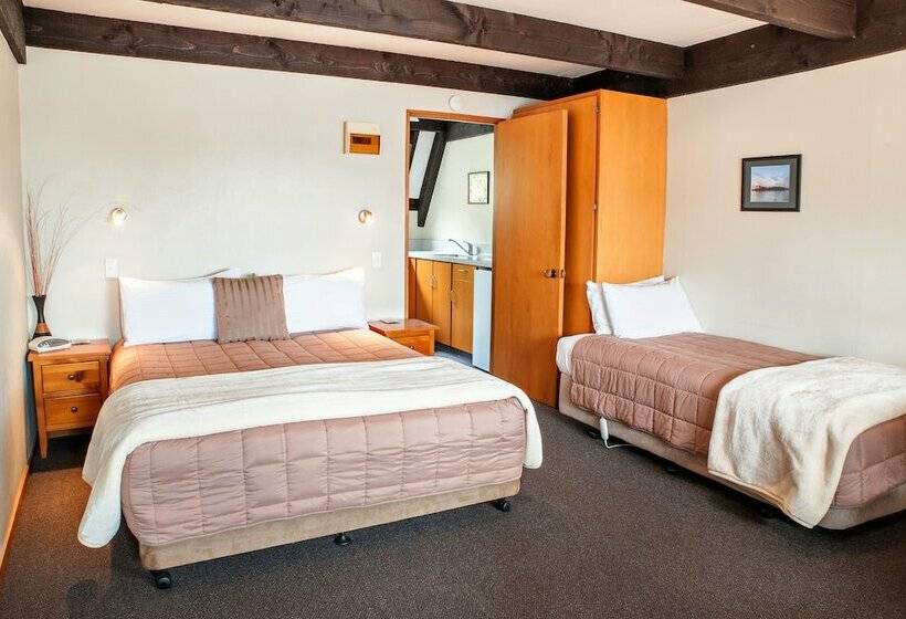 Standaard Studio, Castles Motel And Driftwood Motel