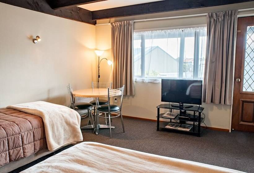 Standaard Studio, Castles Motel And Driftwood Motel