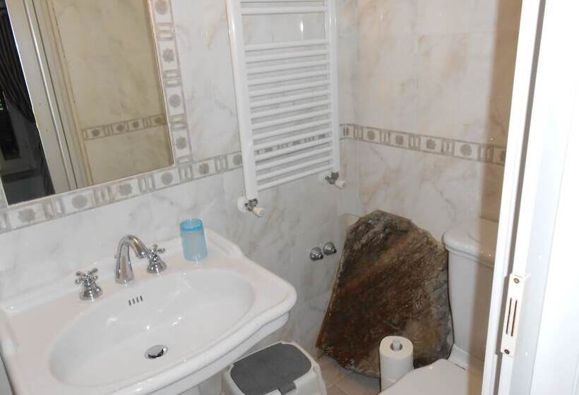 اتاق استاندارد با سرویس بهداشتی مشترک, Cinqueterre Holidays