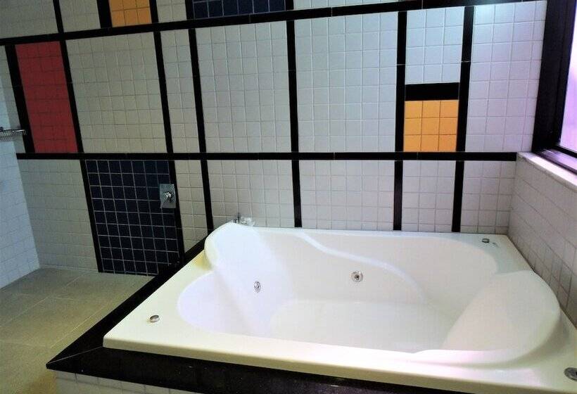 Люкс, Mondrian Suite