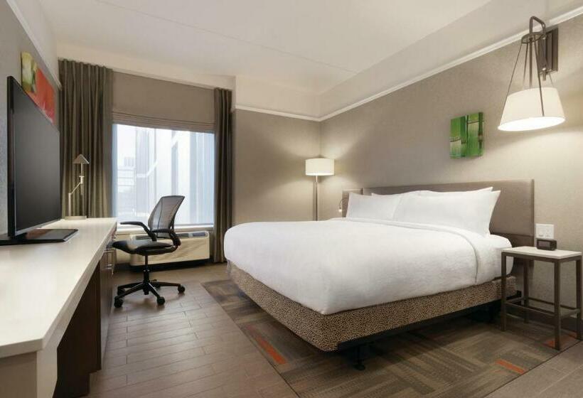 اتاق استاندارد با تخت بزرگ برای معلولان, Hilton Garden Inn Calgary Downtown