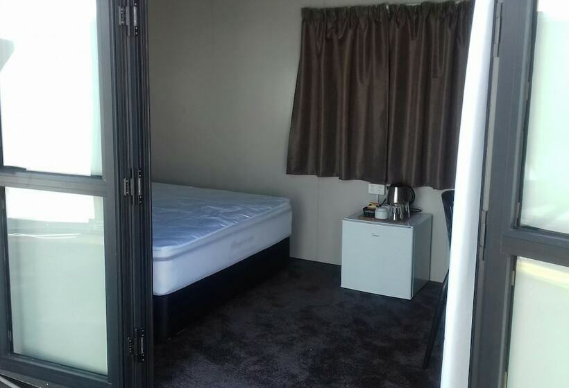 كابينة, Shooters Saloon Bar Hotel & Cabins