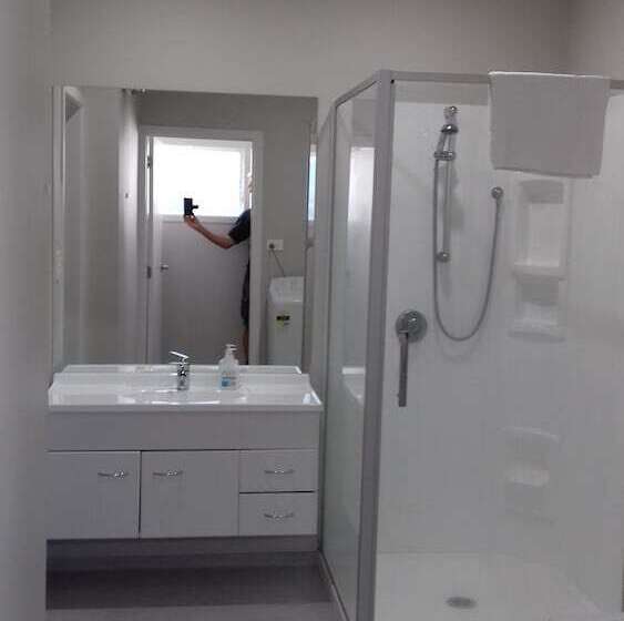 شقة غرفتين, Shooters Saloon Bar Hotel & Cabins