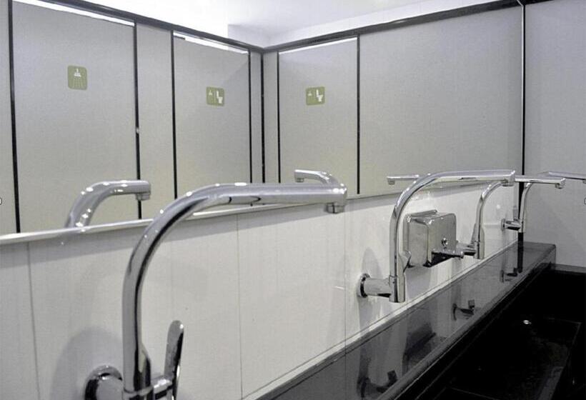 تختخواب در اتاق مشترک, K2 Guesthouse Central