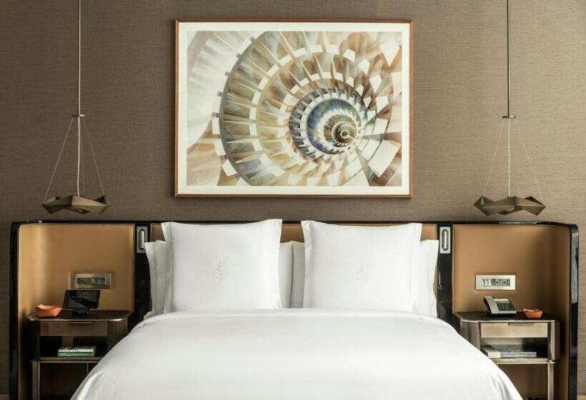 带大床的套房, Four Seasons Hotel Dubai International Financial Centre