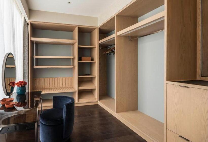 带大床的套房, Four Seasons Hotel Dubai International Financial Centre