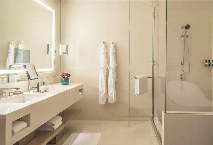 Номер Deluxe, Four Seasons Hotel Dubai International Financial Centre