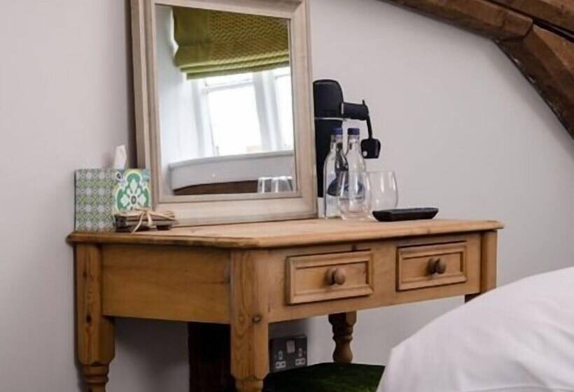 Suite, The Dog At Wingham
