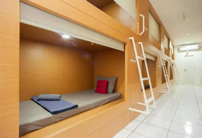 Кровать в Общей Комнате, Reddoorz Hostel Near Taman Puring