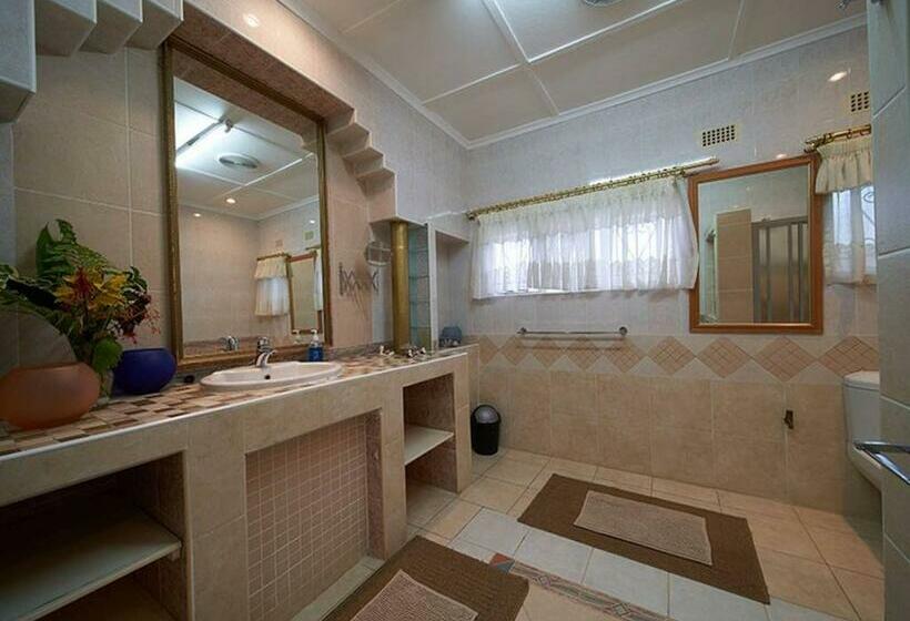 اتاق استاندارد چهار تخته, Room In Villa   Zambezi Family Lodge   Elephant Room