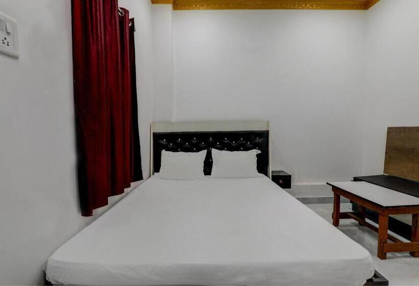 اتاق کلاسیک سه تخته, Oyo P R Place