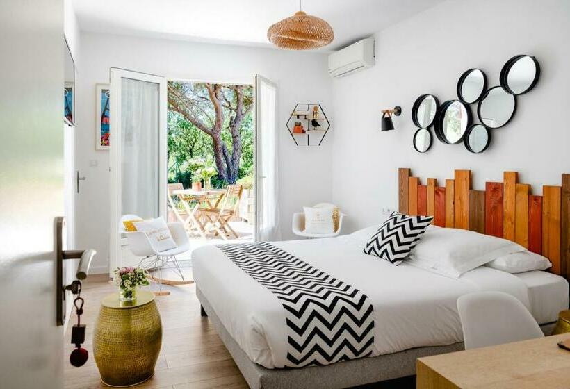 Номер Стандарт с Террасой, Hôtel Les Volets Rouges  Cassis