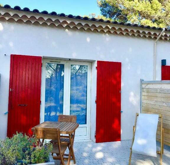 Номер Стандарт с Террасой, Hôtel Les Volets Rouges  Cassis