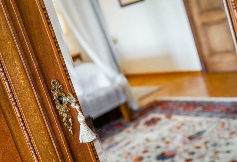 اتاق لوکس با تخت بزرگ, Zámek Dobřenice