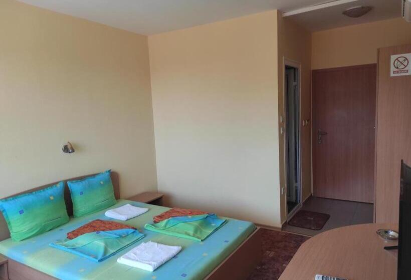 Номер Стандарт с Балконом, Sunny House Apartments