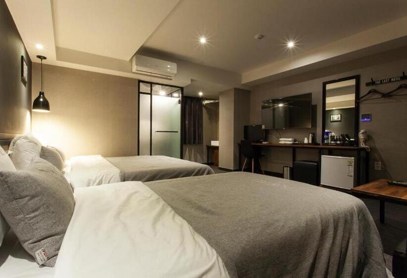 디럭스 룸, The Last Hotel Nampo