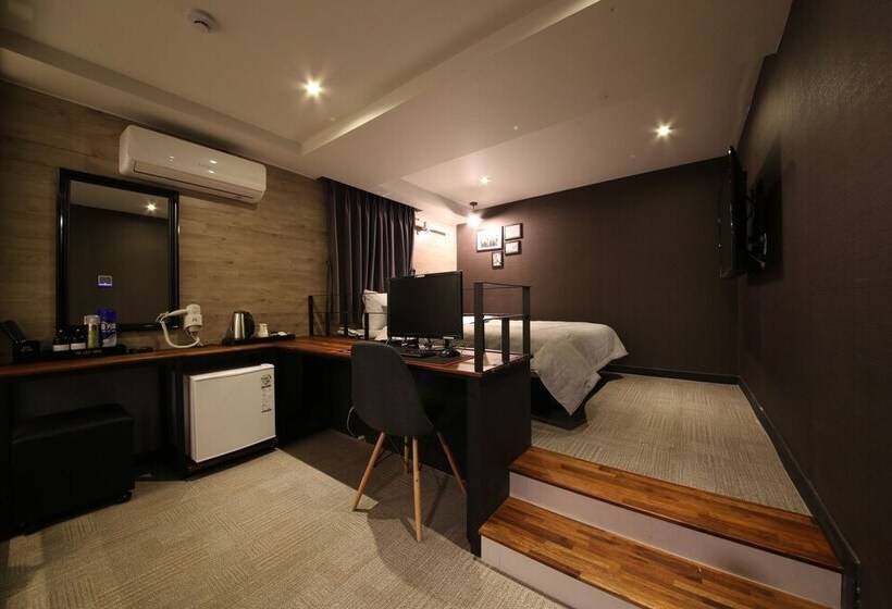 디럭스 룸, The Last Hotel Nampo