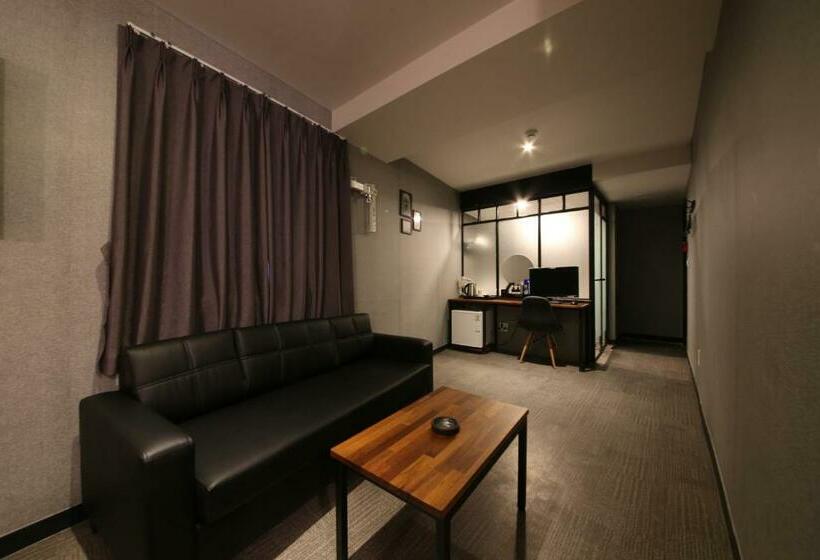 디럭스 룸, The Last Hotel Nampo