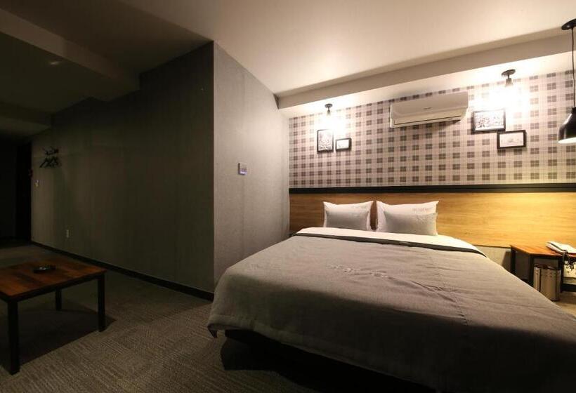 디럭스 룸, The Last Hotel Nampo