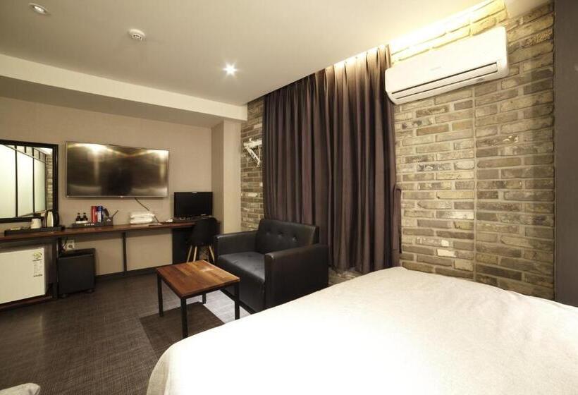 디럭스 룸, The Last Hotel Nampo