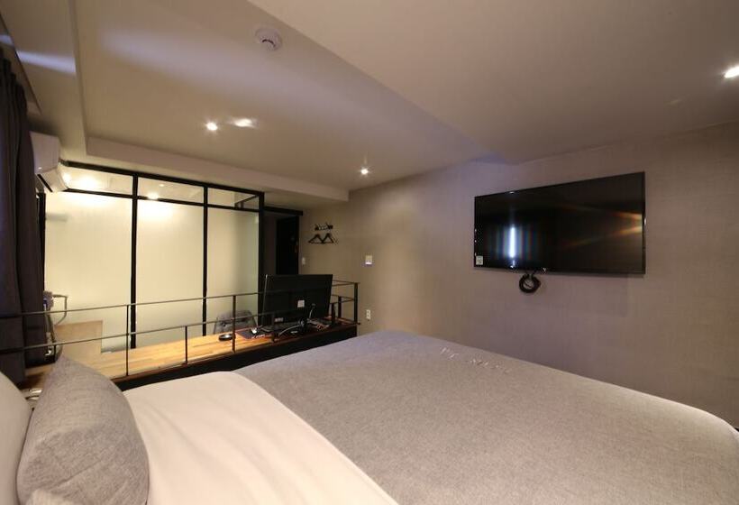 디럭스 룸, The Last Hotel Nampo