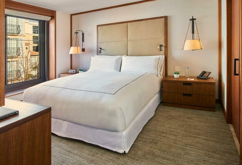 キングサイズベッドのデラックスルーム, The Clement Hotel   All Inclusive Urban Resort