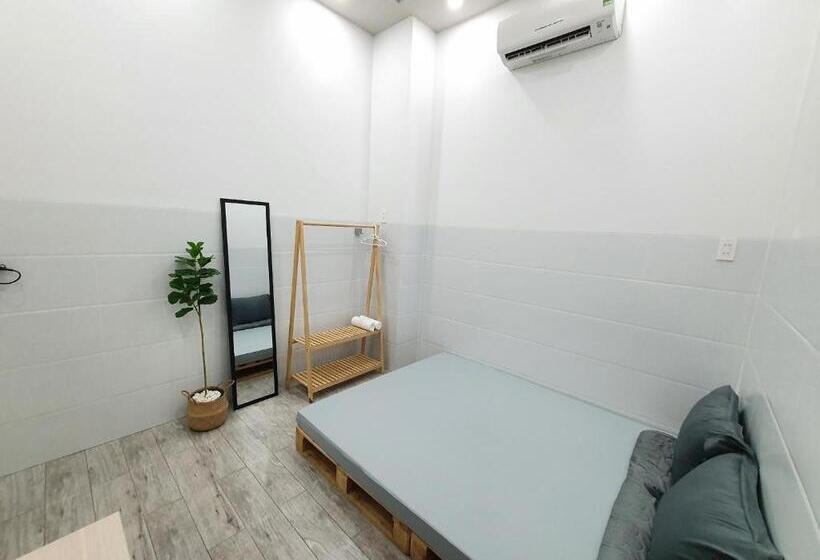 اتاق اکونومی, B Home