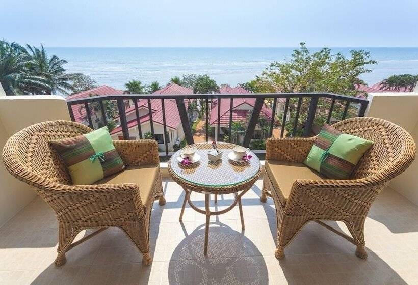 اتاق لوکس با چشم‌انداز دریا, New Travel Beach Hotel & Resort