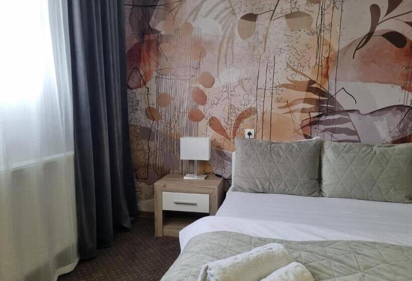 اتاق لوکس با چشم‌انداز استخر, Plaza La   Night And Spa