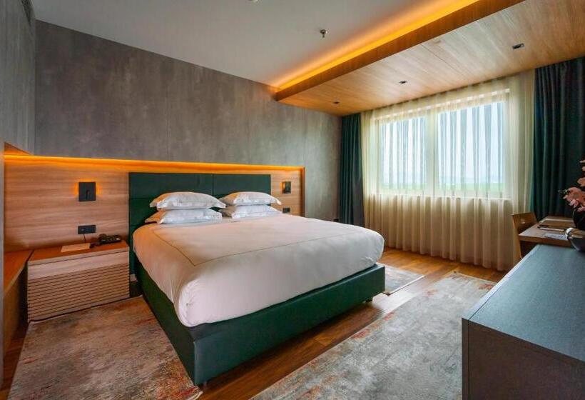 Executive Suite, Emerald