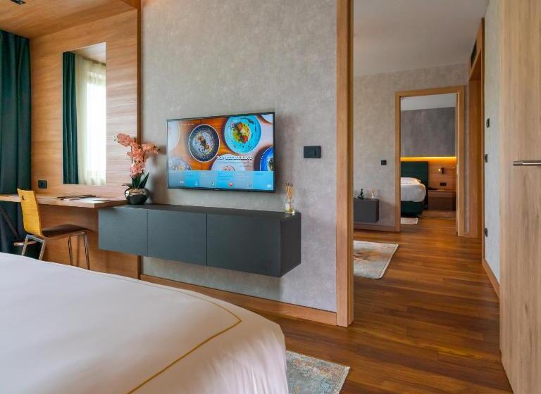 Executive Suite, Emerald