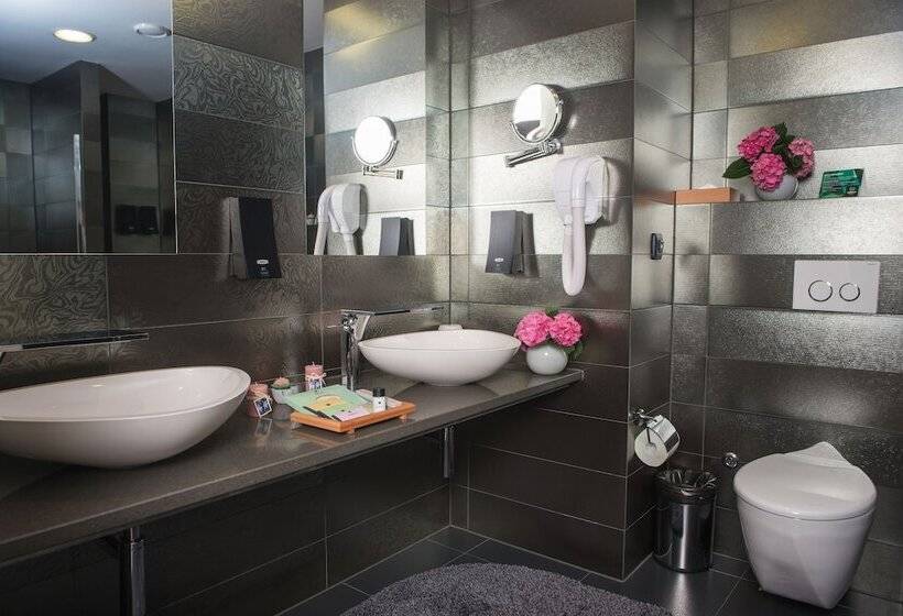 Deluxe Suite, Emerald