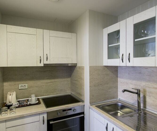 Deluxe Suite, Emerald