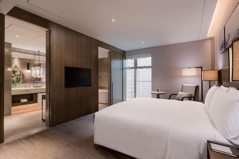 Deluxe Suite King Bed, Doubletree By Hilton Hotel Shiyan