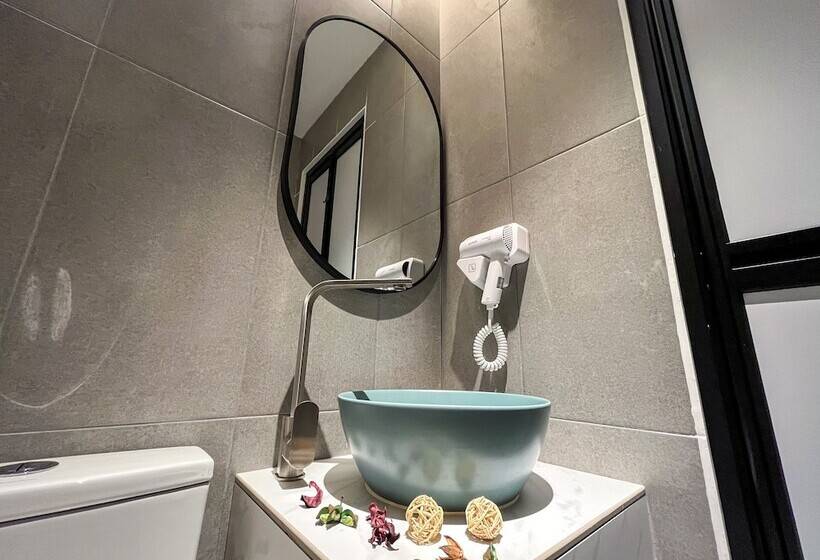 اتاق لوکس خانوادگی, Apple 1 Hotel Queensbay